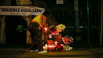 La ciudadanía puso flores y veladoras para despedir a las víctimas de la masacre en Los Cantaritos / Cuartoscuro.