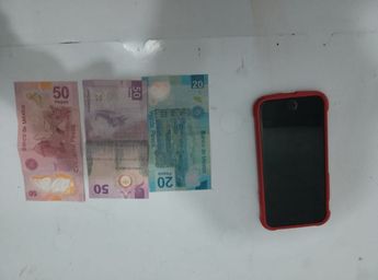 Dinero en efectivo y celular decomisado a los detenidos en Guadalupe. | Cortesía