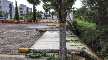 El estruendo por el colapso de una de las bardas alarmó a los vecinos de la zona, quienes tuvieron que salir de sus viviendas / Melanie Torres