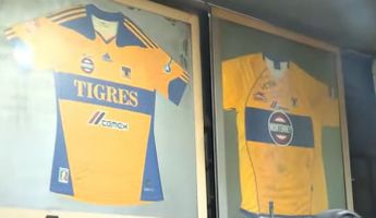 Camisetas de Tigres enmarcadas en el negocio. | Especial