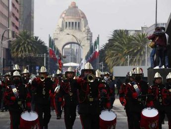 En el desfile de policías en la Ciudad de México participaron más de 30 corporaciones/ Araceli López