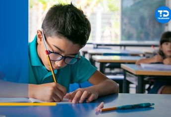 Niños en un salón de clases / Freepik