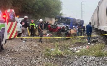 Tren embiste auto y camión urbano en García; hay un muerto y 19 lesionados