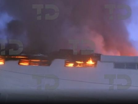 El humo negro significa que el fuego sigue vivo en un incendio | Telediario