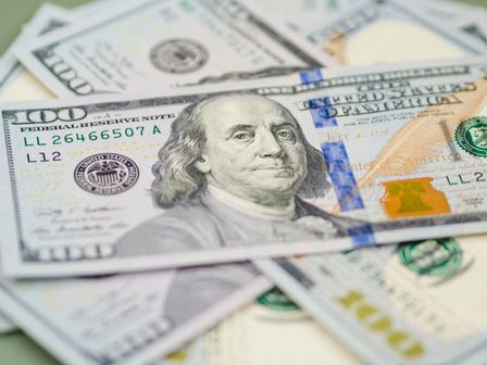 El precio del dólar puede variar en la compra y venta dependiendo el banco. | Magnific