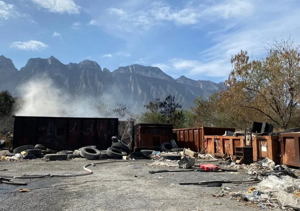 Incendio consume tres contenedores de basura en Monterrey