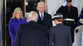Joe y Jill Biden recibiendo a Donald y Melania Trump / AFP