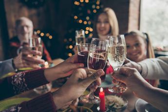 El brindis en la cena de Navidad se recomienda ser con un consumo moderado de alcohol para evitar conflictos / Cortesía