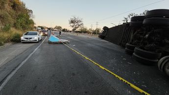 Bloqueo generado debido a la volcadura del tráiler en Periférico Norte | Telediario