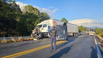 Unidades de carga quedaron severamente dañadas tras el impacto en la carretera 57, lo que provocó afectaciones viales en el tramo. | Jesus Villegas