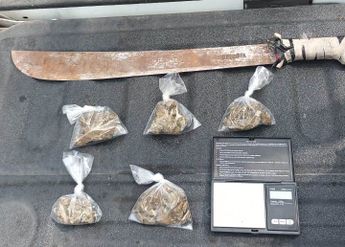Droga, báscula digital y machete asegurados al detenido. | Cortesía