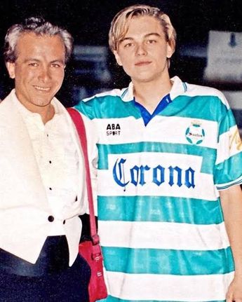 Leonardo DiCaprio con la camisa del Santos / Especial