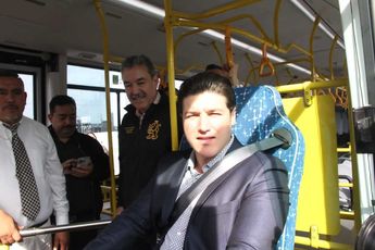 El gobernador a bordo de una de las nuevas unidades. | Leonel Rocha