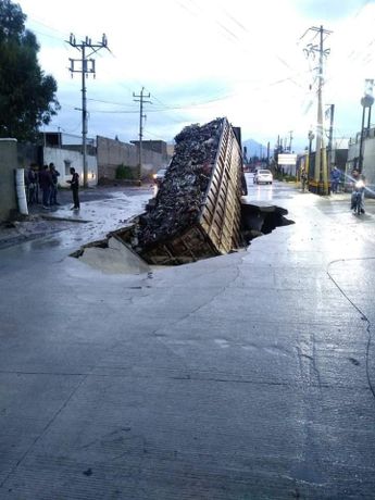 Tráiler se salva de ser tragado por el nuevo socavón formado en Amozoc, Puebla / Especial