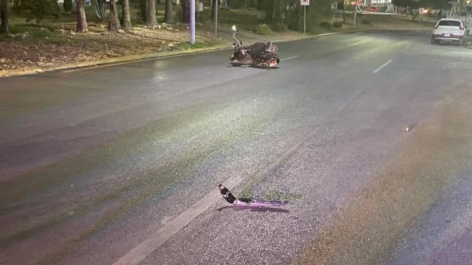 Partes de la camioneta se desprendieron y quedaron sobre el asfalto. | Cortesía