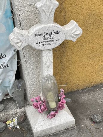 Lápida simbólica por la muerte de Debanhi Escobar. | Carlos Ortega