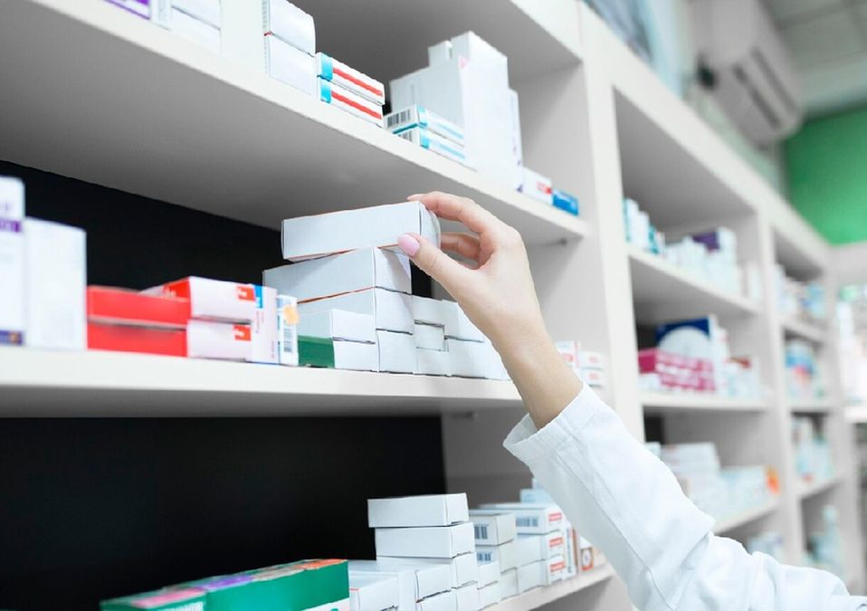 Cajas de medicina en un estante / Freepik