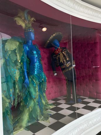 Algunos de los trajes exhibidos que se utilizan en los carnavales en Iztapalapa. | Carlos Ortega