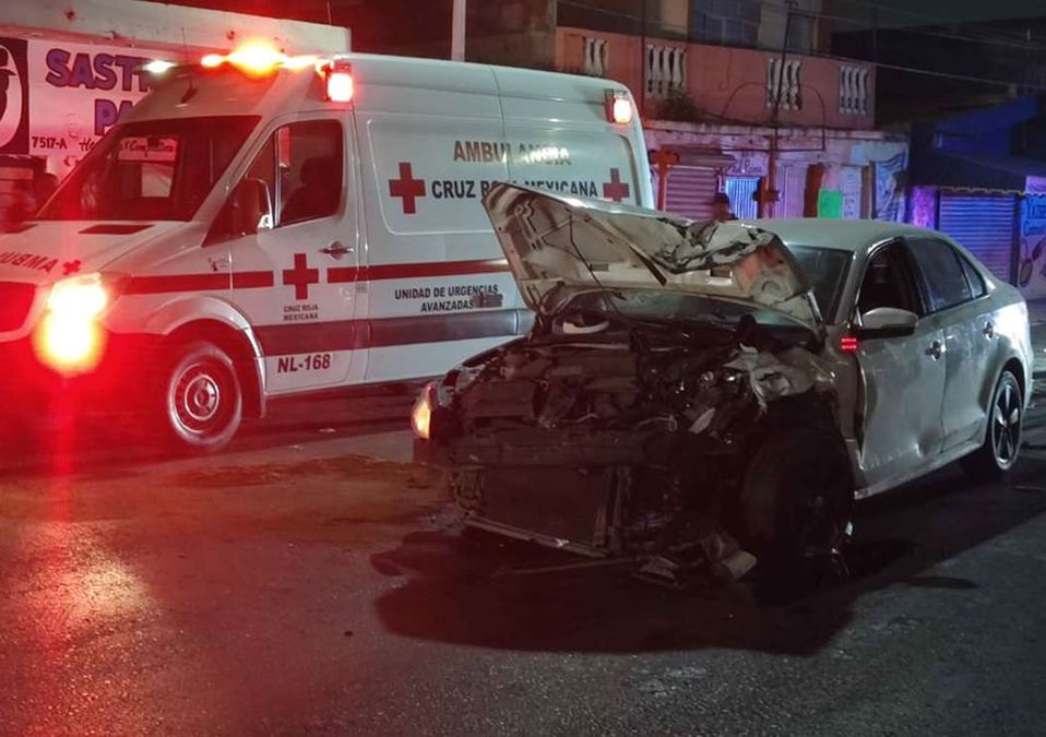 El automovilista responsable del accidente en Monterrey huyó del lugar de los hechos. | Agustín Martínez