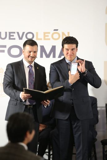 El gobernador Samuel García y el director del Instituto Registral y Catastral de Nuevo León, José Manuel Urrutia. | Raúl Palacios
