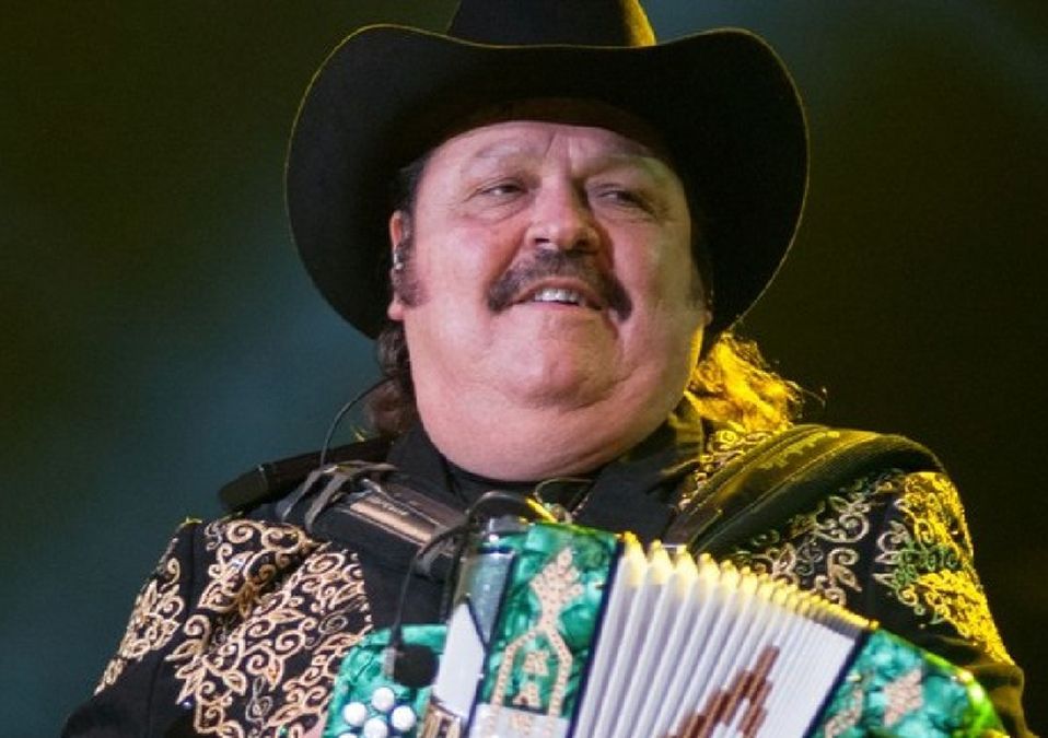 El artista preocupó a sus fans pues luego de la caída el cantante tardó en reaccionar.