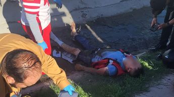 Paramédicos de la Cruz Roja y Protección Civil auxiliaron a los lesionados tras los choques; un joven de 19 años requirió traslado a un hospital.