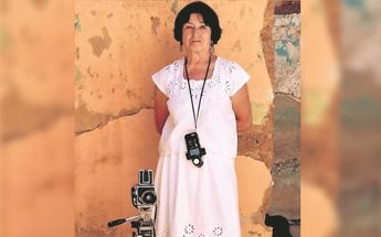Lourdes Grobet con un vestido blanco / Steve Nicolaides