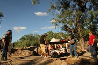 Ciudadanos llevan hot dogs y aguas frescas a familiares de mineros atrapados en Sabinas / Roberto Alanís