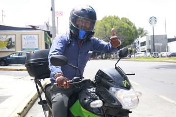 El señor Carlos ahora se desempeña como repartidos para cubrir los gastos propios y de sus hijas / Andrés Lobato