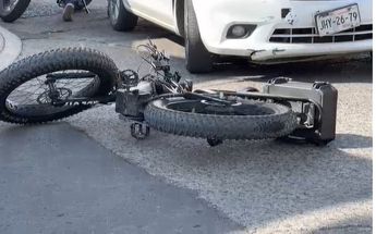 La bicicleta quedó en el piso y la elemento fue a recibir atención médica| Juan Munguía