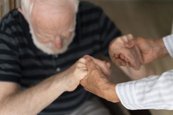 El Parkinson suele presentarse en personas adultas de la tercera edad con mayor frecuencia. | Archivo