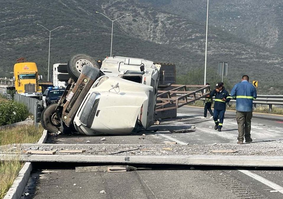 Al sitio llegaron elementos de Fuerza Civil, policía municipal y esperaban a personal de la Guardia Nacional. | Agustín Martínez