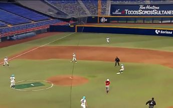 La barda que se observa arriba a la derecha es la que limita la medida del terreno de juego del campo de softbol