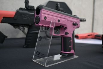 Byrna Rosa es una pistola con balas de goma.