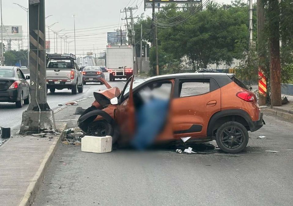 Dos carriles laterales de la carretera Monterrey-Nuevo Laredo fueron cerrados a la circulación por el accidente. | Pedro Delgado