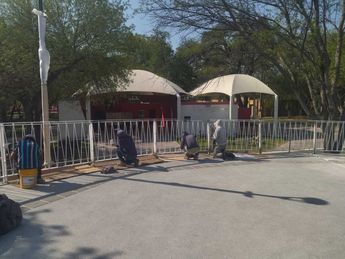 Trabajadores afinan detalles para la inauguración de la obra. | Sandra González