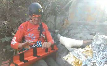 Cuerpos de auxilio rescatando al hombre lesionado. | Cortesía