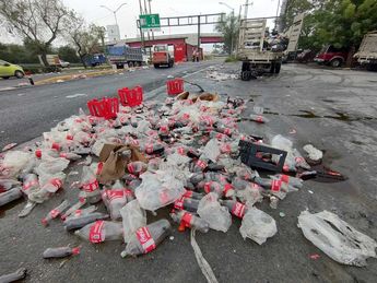 Las botellas de refresco quedaron esparcidas por la zona lateral de la avenida Morones Prieto. | Agustín Martínez