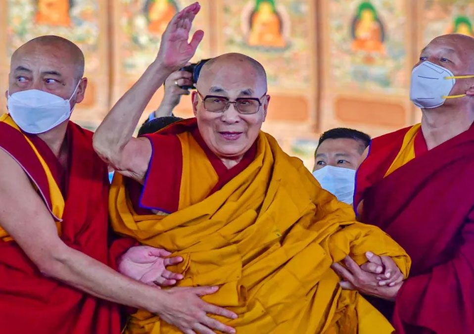 Dalai Lama pide disculpas tras acercamiento inapropiado hacia un niño en la India