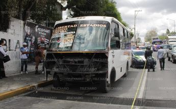 Camión del transporte pierde la defensa en siniestro vial en Puebla / Alfredo Fernández
