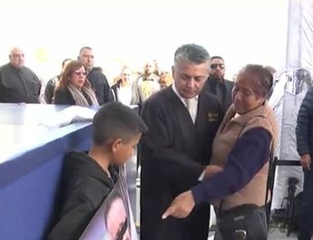 Mery Ayup descendió del estrado para atender a la madre de familia.