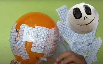 Máscara casera con un globo y periódico/ Youtube: Proyectos Con Alexis