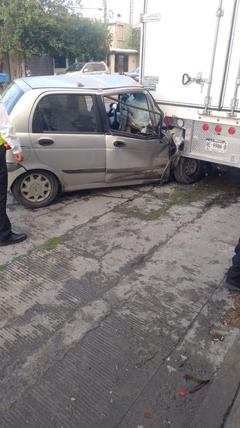 El automóvil compacto quedó prácticamente destruido por el choque contra el camión. | Agustín Martínez