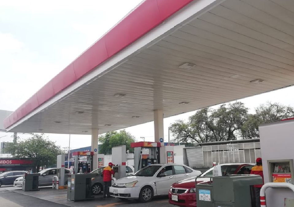 Reportan escasez de gasolina en Monterrey