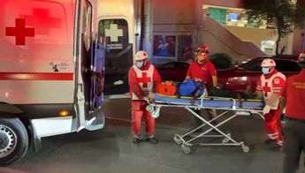 Paramédicos de la Cruz Roja atendieron al hombre herido luego de atropello sobre la avenida Félix U Gómez. | Agustín Martínez