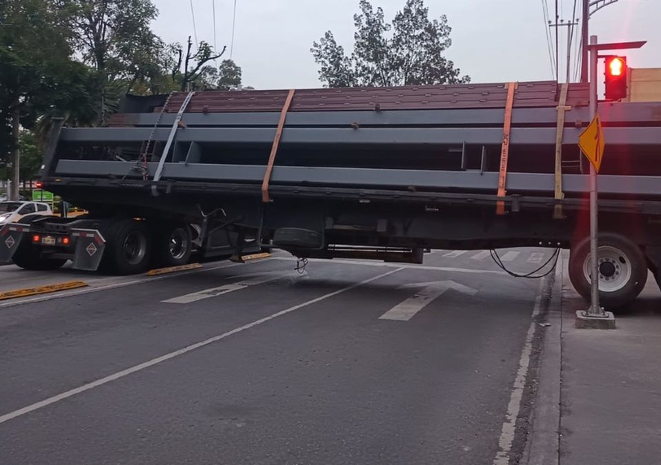 Tráiler atravesado en Insurgentes Sur / Carlos Tejeda