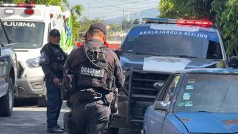 Elementos de la Policía Municipal de Guadalajara arribaron al domicilio para recabar información del caso