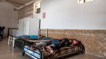 En las peores estaciones migratorias ni siquiera hay comedores / Telediario.