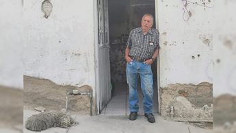 Don Francisco en la puerta de su casa / Diana Barajas
