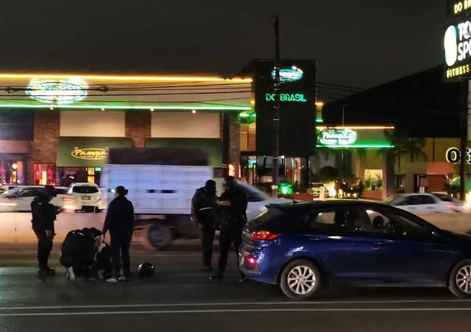 Motociclista resulta lesionado tras chocar contra un carro en la colonia Contry